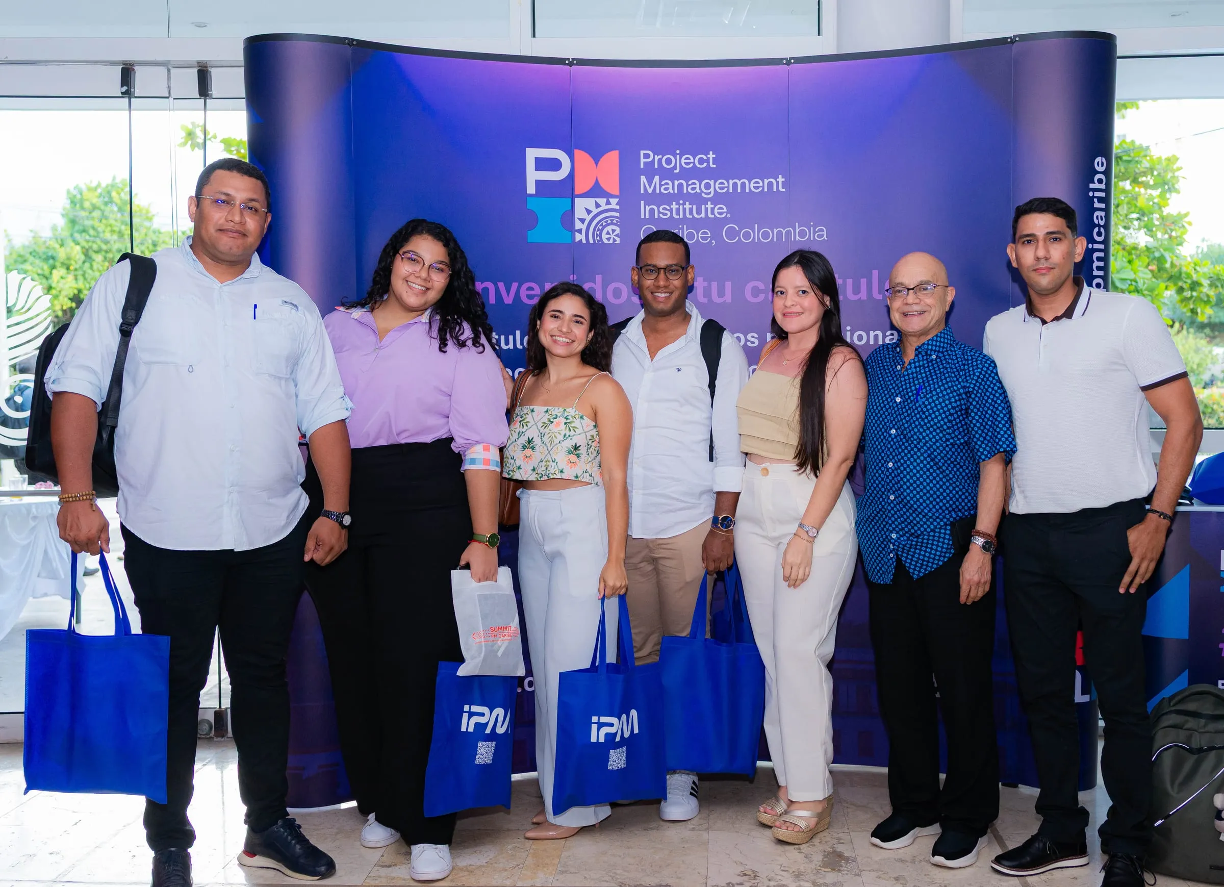 Grupo de asistentes en el photocall del evento