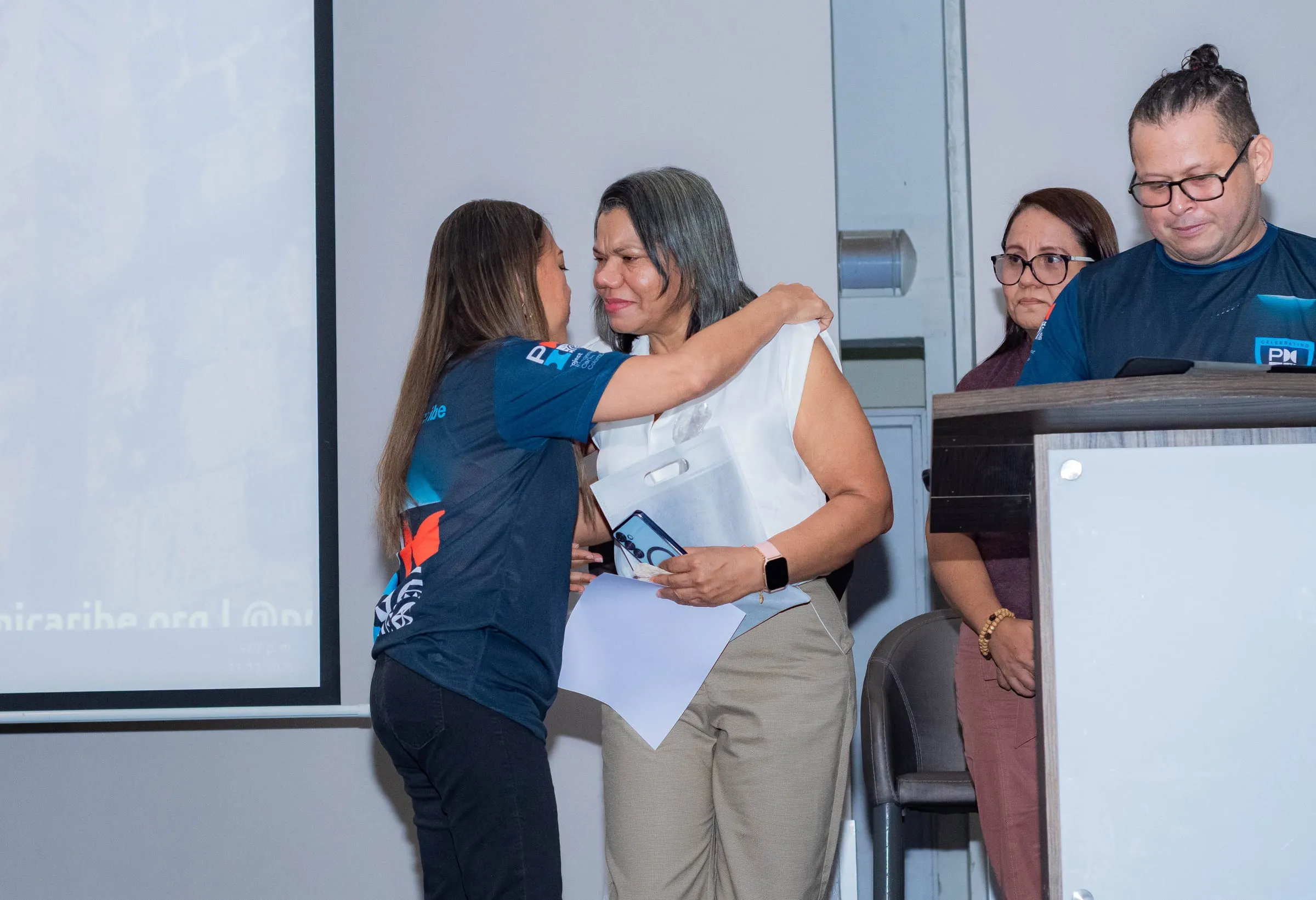 Entrega de reconocimiento durante el Summit