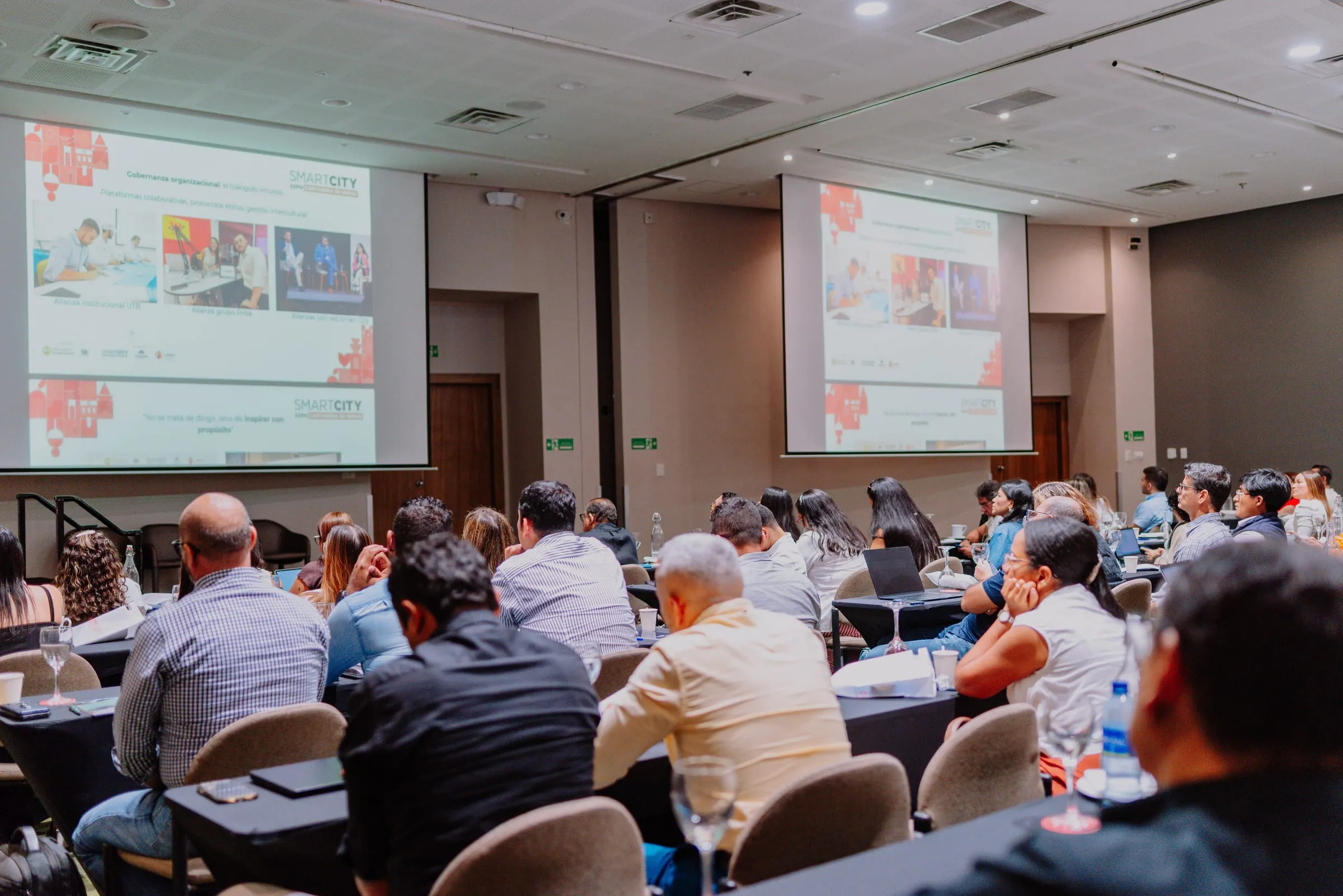 Sala plenaria durante una ponencia del Summit